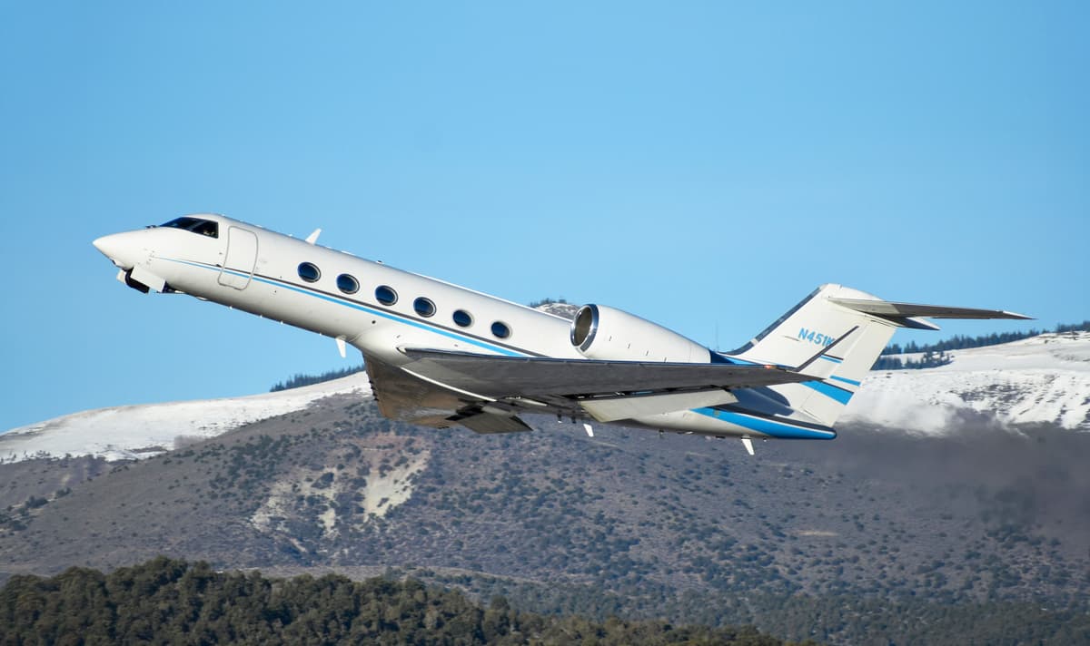 How to Fly Private Like Your Really Rich Friend Who Hates Spending Money