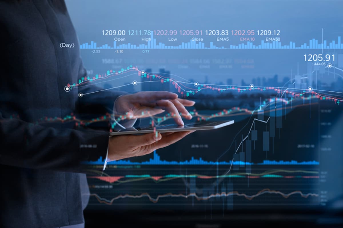 Dual Track Processes, IPO Readiness in Vogue, Says Alvarez & Marsal; Sharp Reduction in Dealmaking, Finds Bain & Co Midyear...