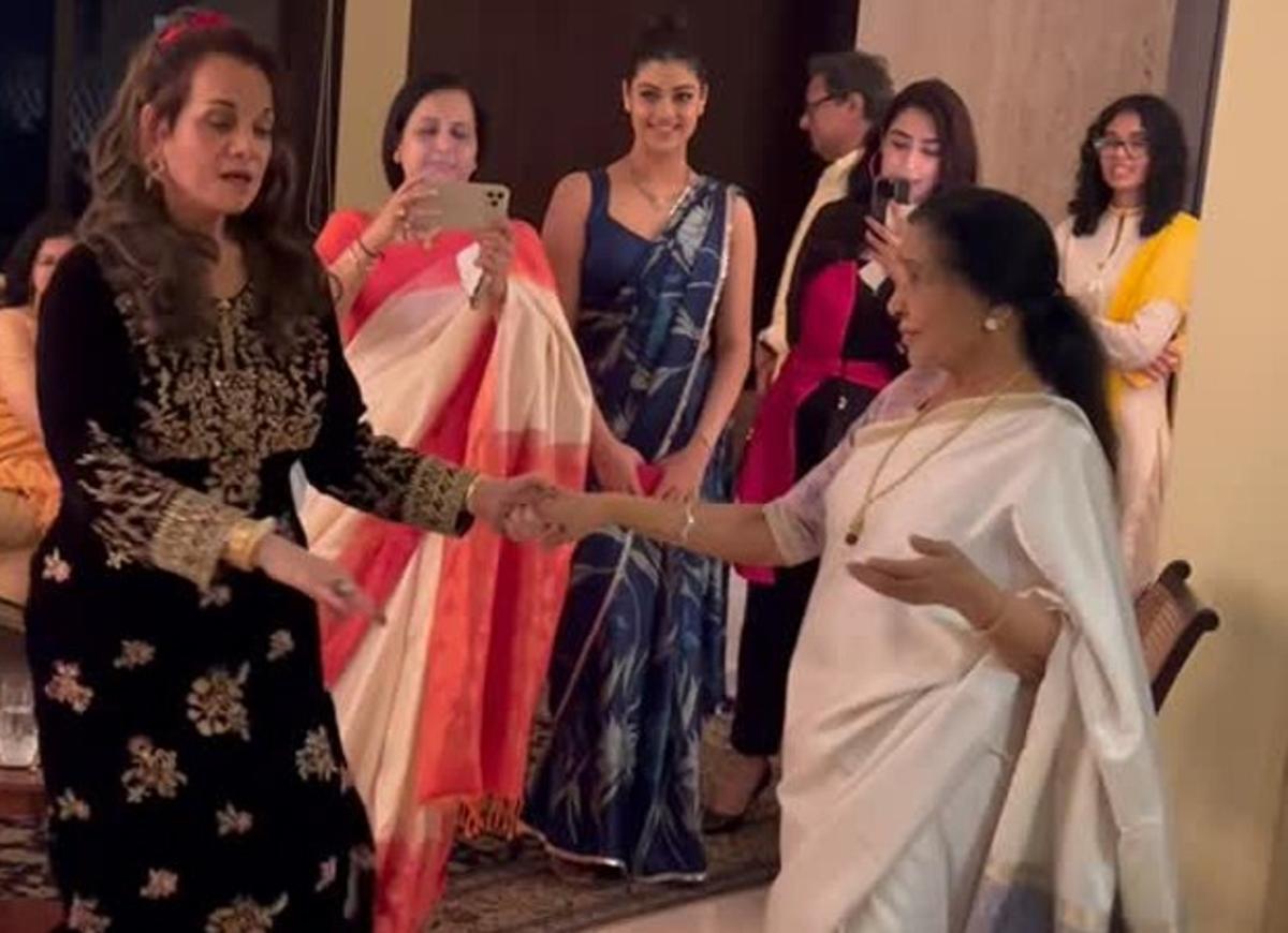 Mumtaz Shares Heartfelt Tribute to Asha Bhosle with Nostalgic Video; Calls Her “the Soul Behind My Cherished On-Screen Moments”