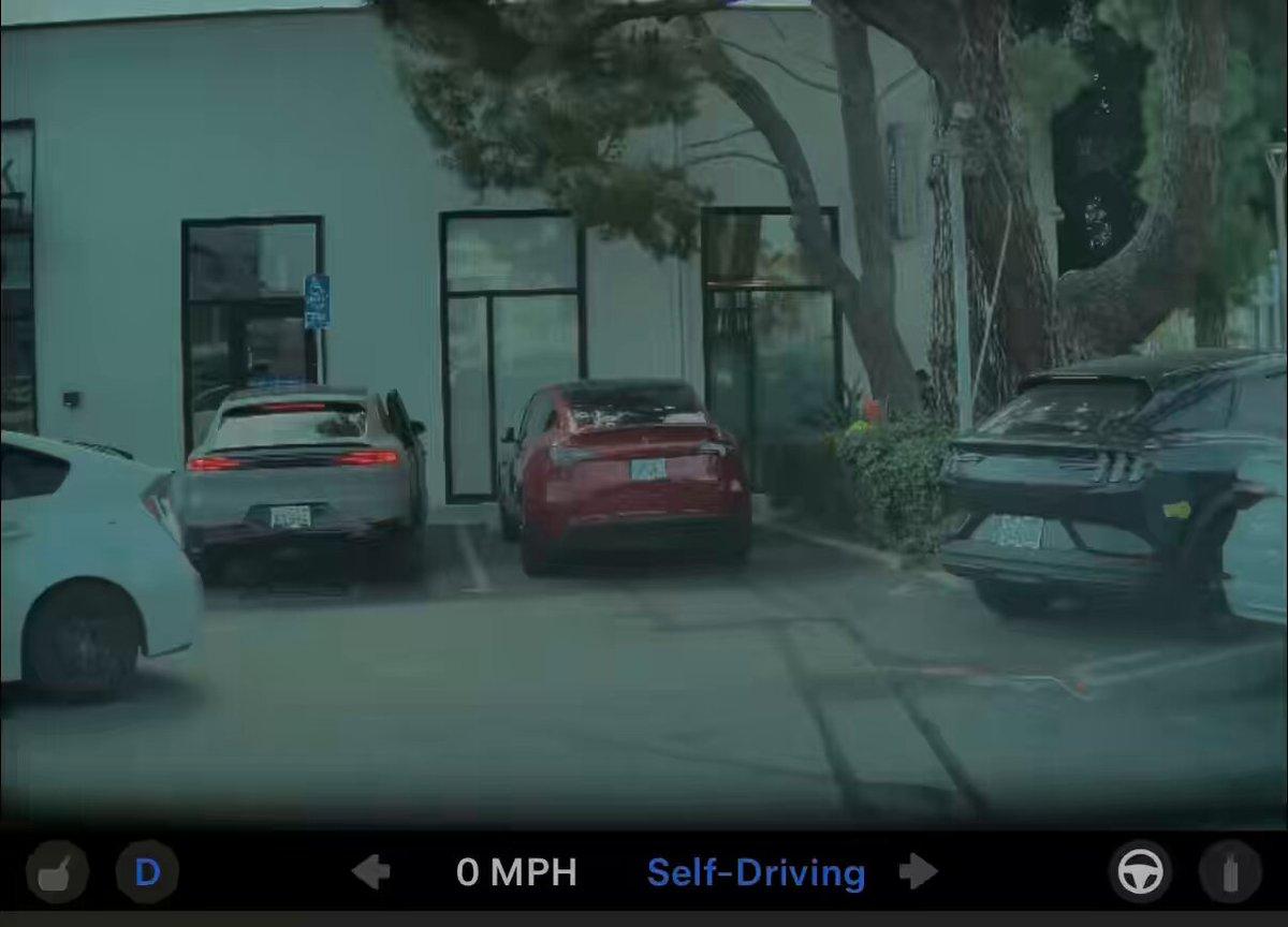 Tesla's 14.3.3 Self-Driving Nabs Spot in Crowded Lot