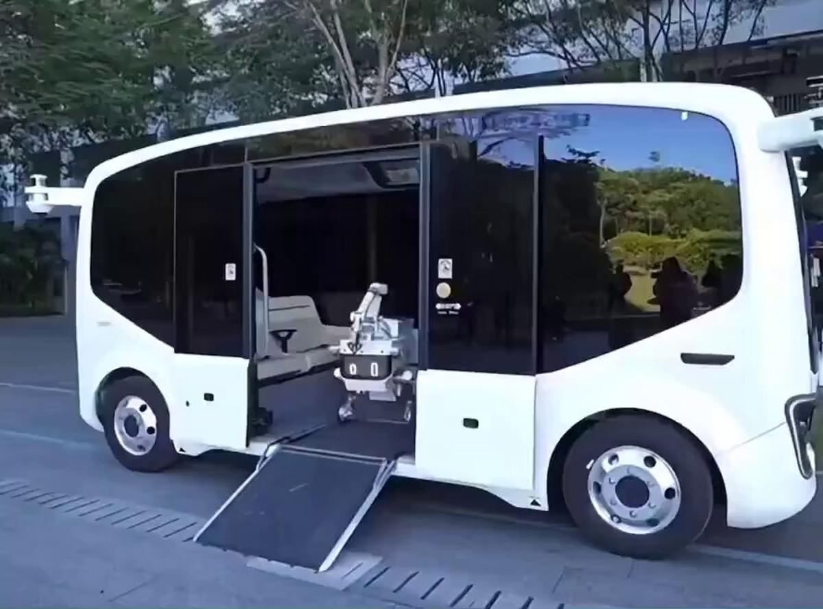 AI Robot Cleaner Maps Every City Corner