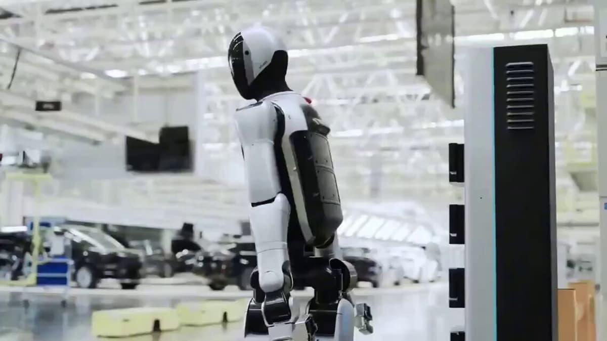 Robot Autonomously Swaps Batteries for Nonstop Operation