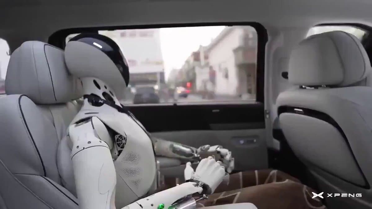 Humanoid Robot Chats with Staff on the Way Home