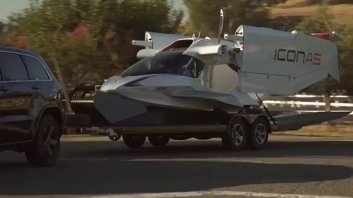 Foldable Amphibious Plane Takes Off Anywhere