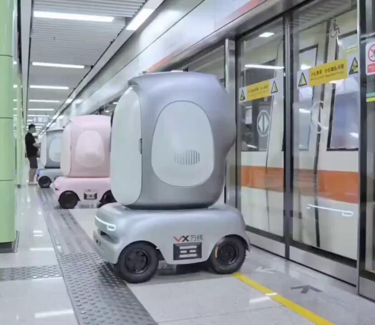 Autonomous Robot Uses Subway to Deliver Station Goods