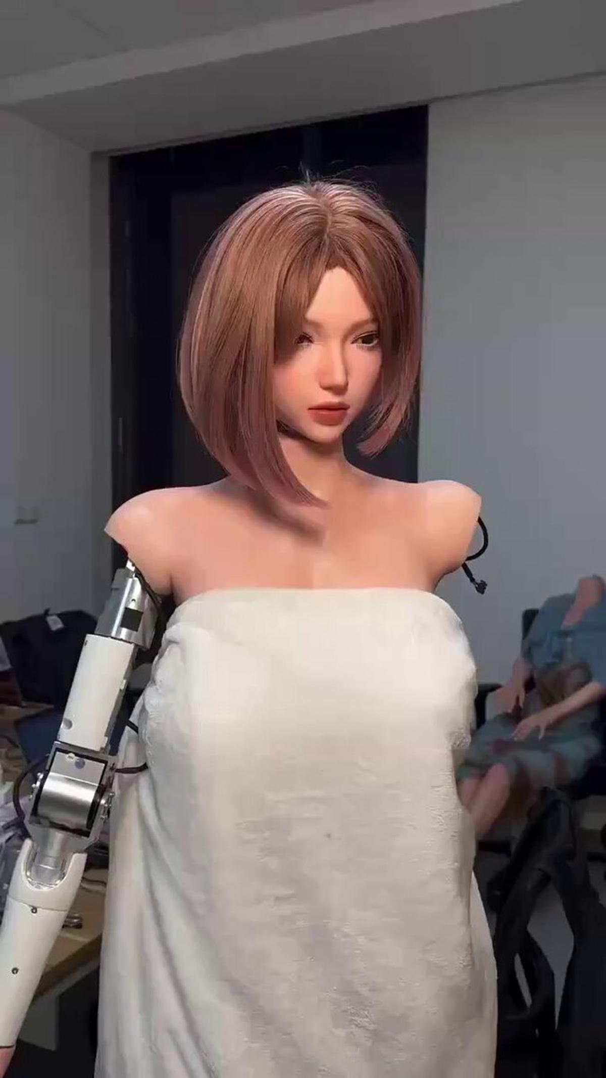 China Unveils Modular Humanoid Robot with Interchangeable Heads