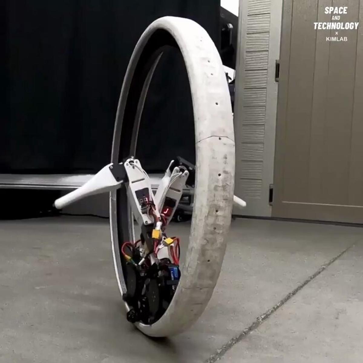 Star Wars‑Inspired Monocycle Robot Balances, Recovers, Races