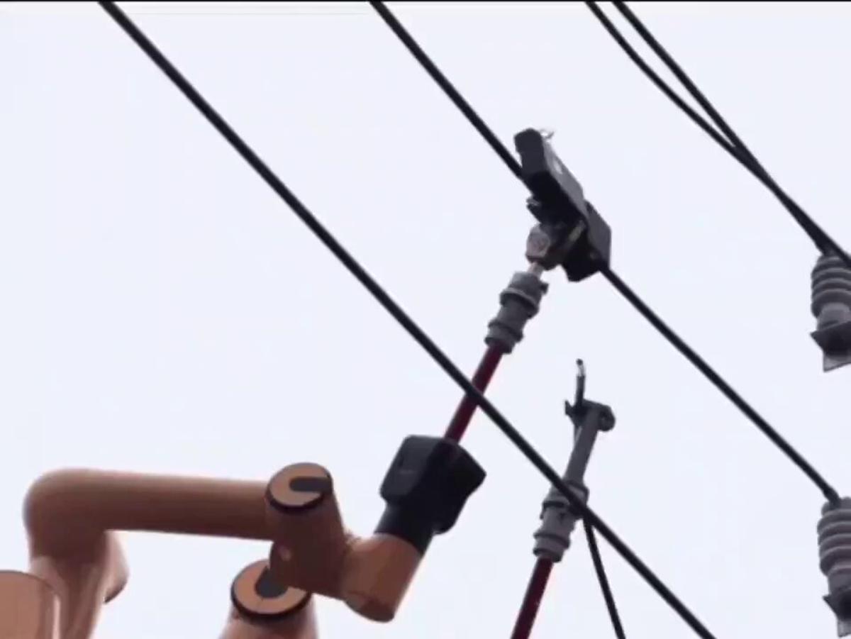 China Uses Robots for Live High‑voltage Electrical Work
