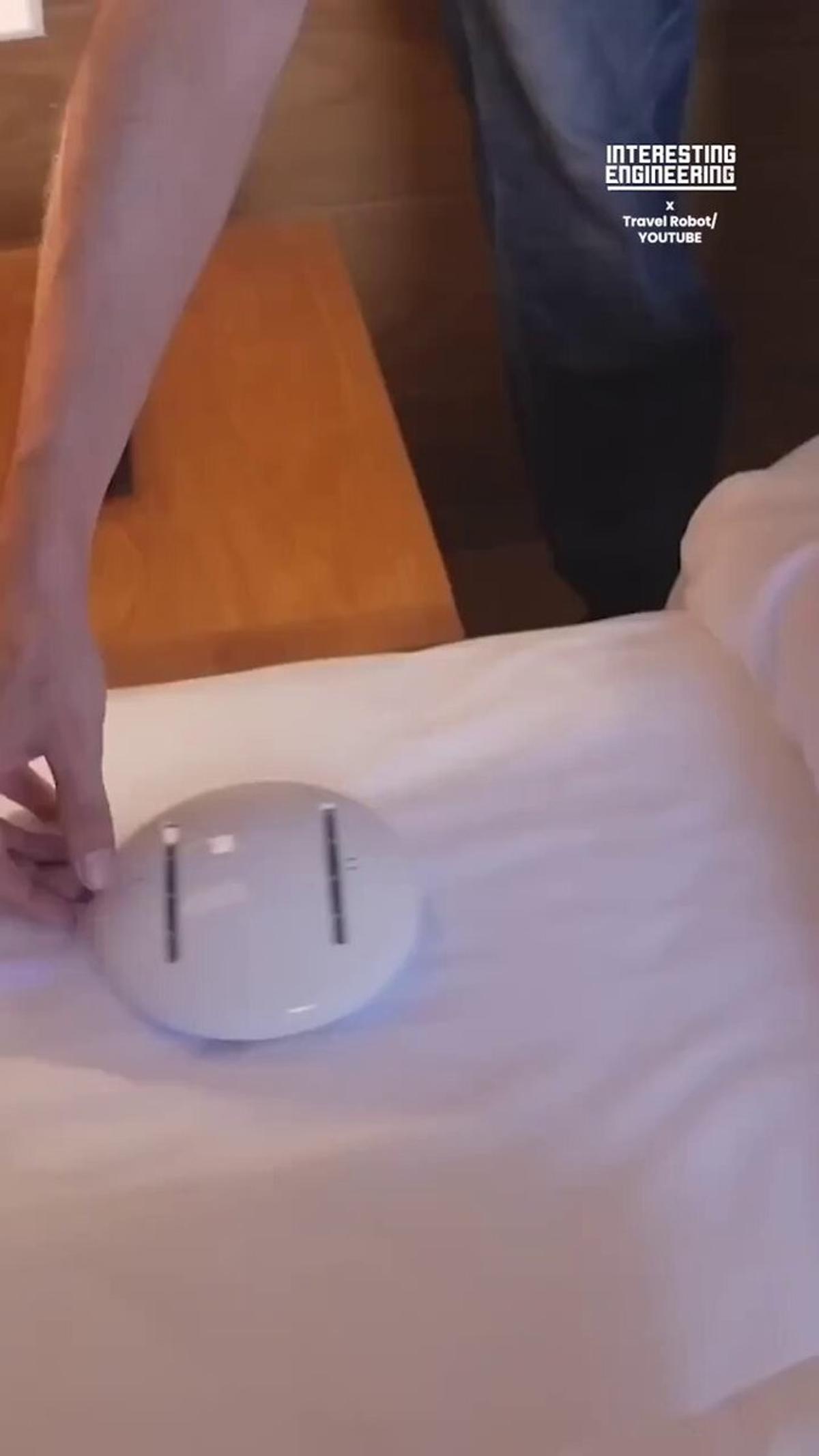 Pocket UV Robot Sanitizes Beds and Gadgets