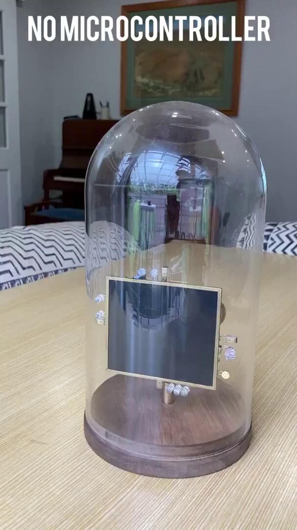 Solar-Powered Robot Head Tracks Light Autonomously