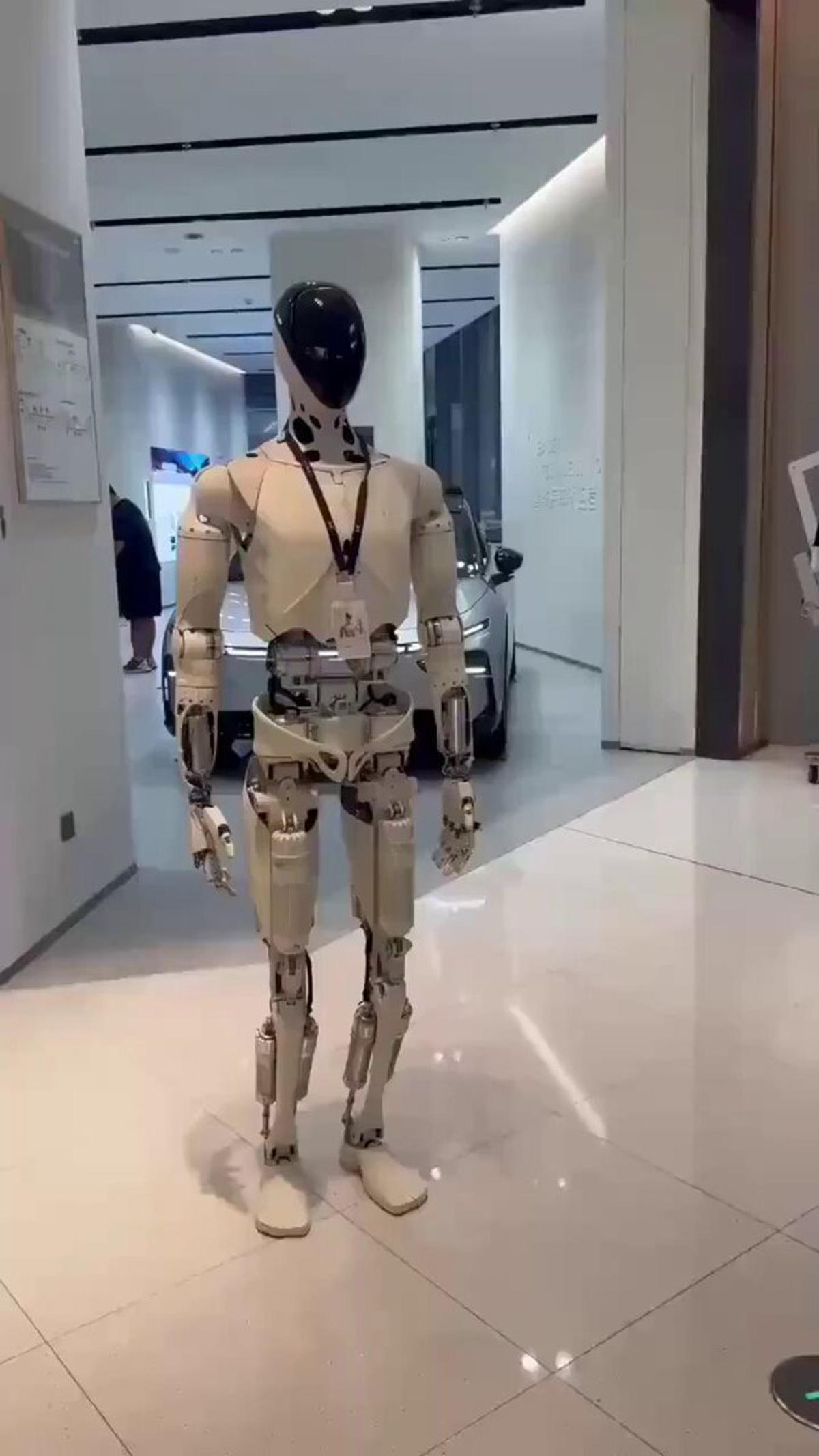 Xpeng Debuts Humanoid “Iron Egg” Car Salesperson