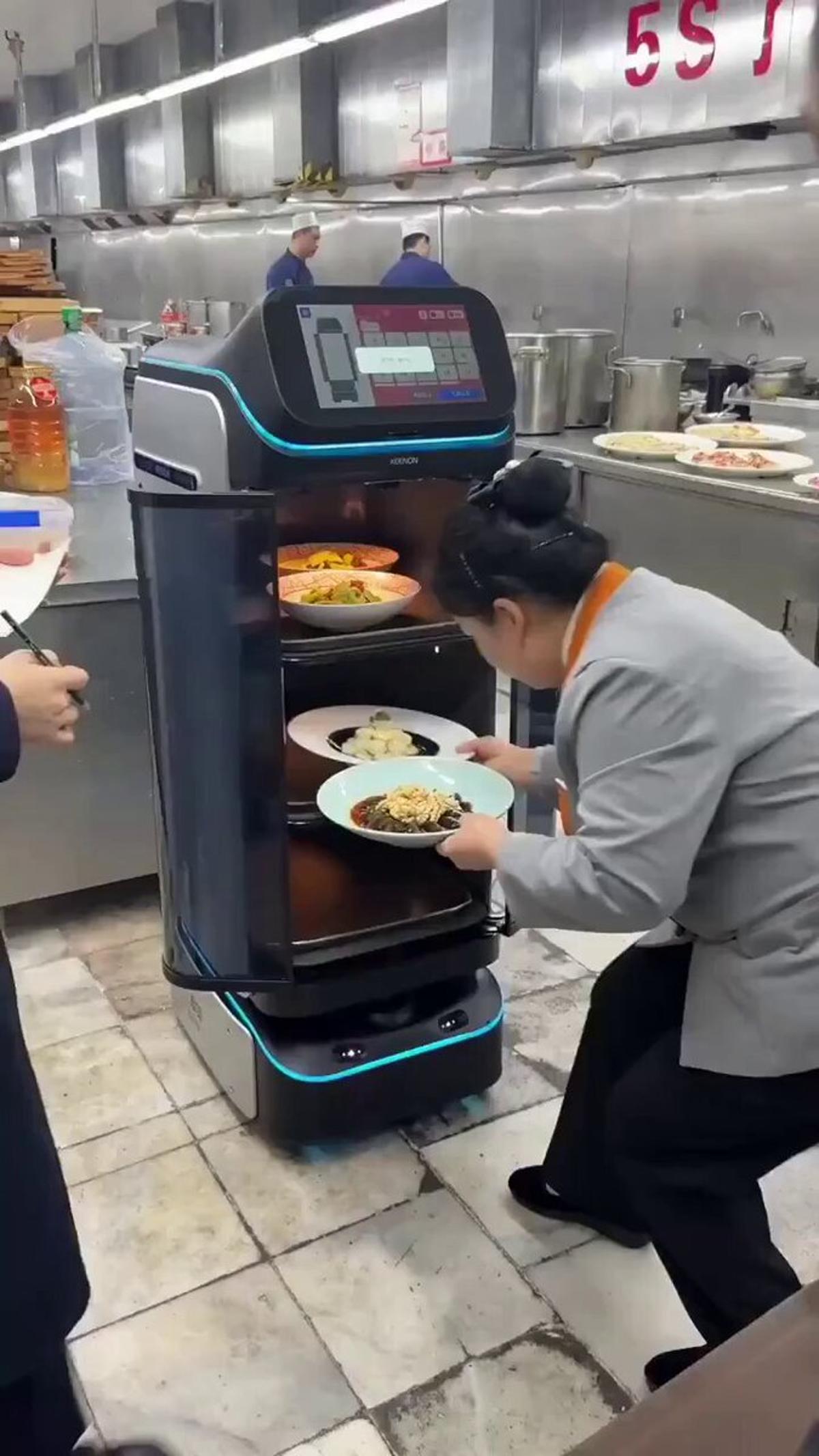 China Rolls Out Thousands of Service Robots Nationwide