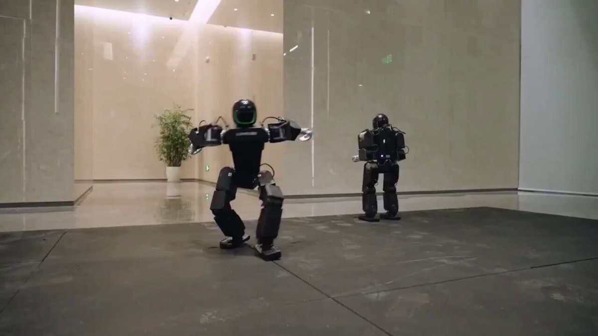Lumos Mini Humanoid Shows Stunning Kung Fu Acrobatics