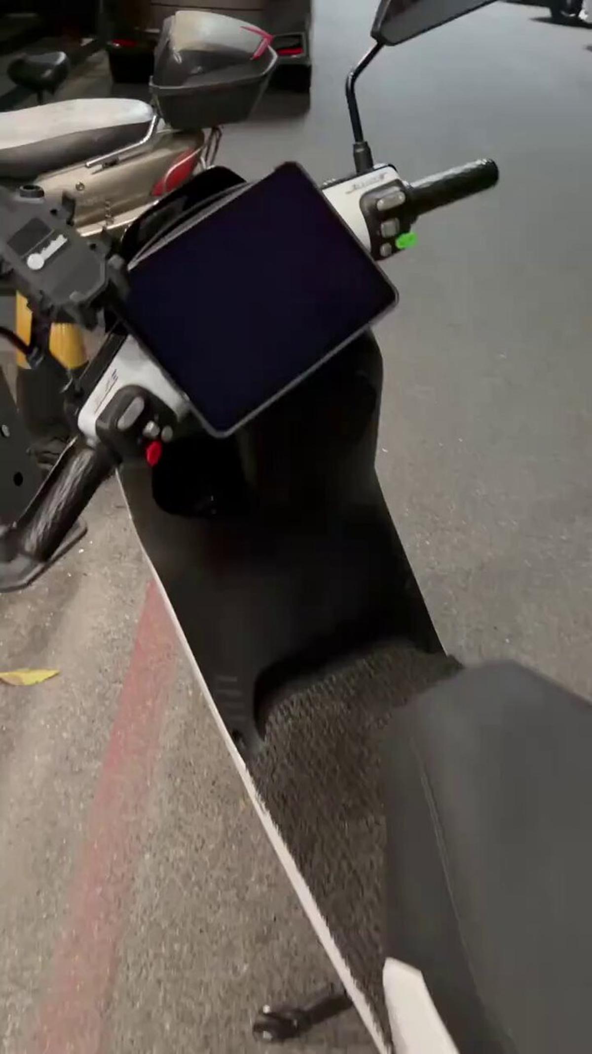 China’s Two-Wheel EVs Now Feature CarPlay Integration