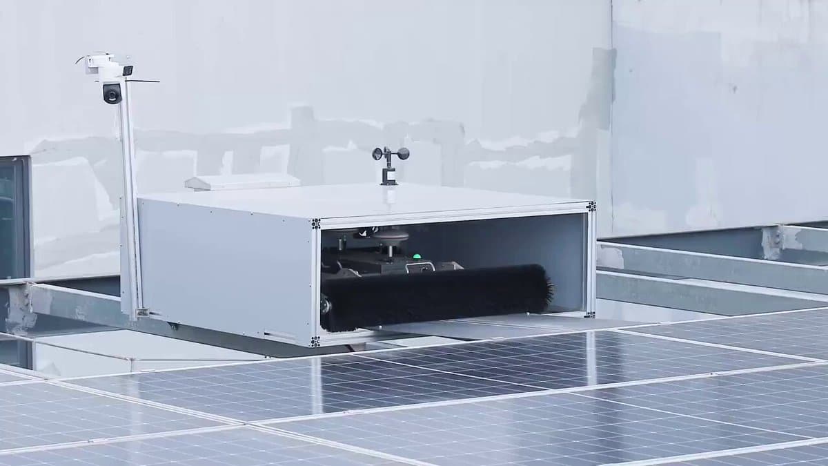 Self‑Cleaning Solar Panels Powered by Autonomous Robots