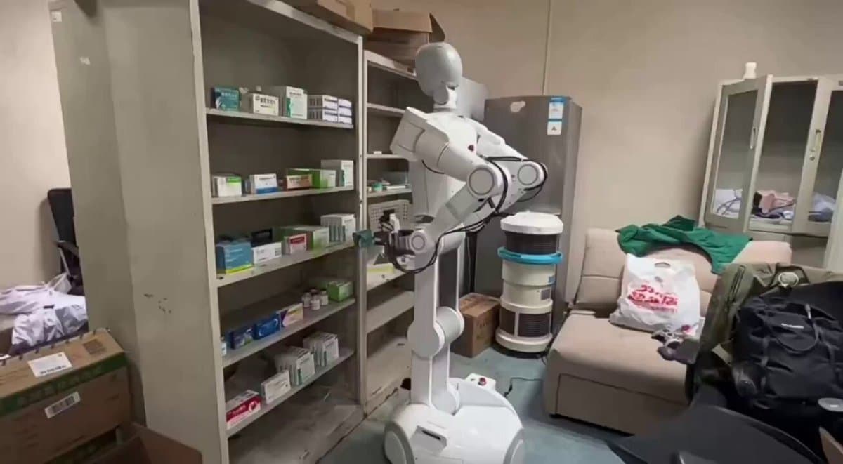 X7 Humanoid Robot Automates Hospital Medicine Dispensing