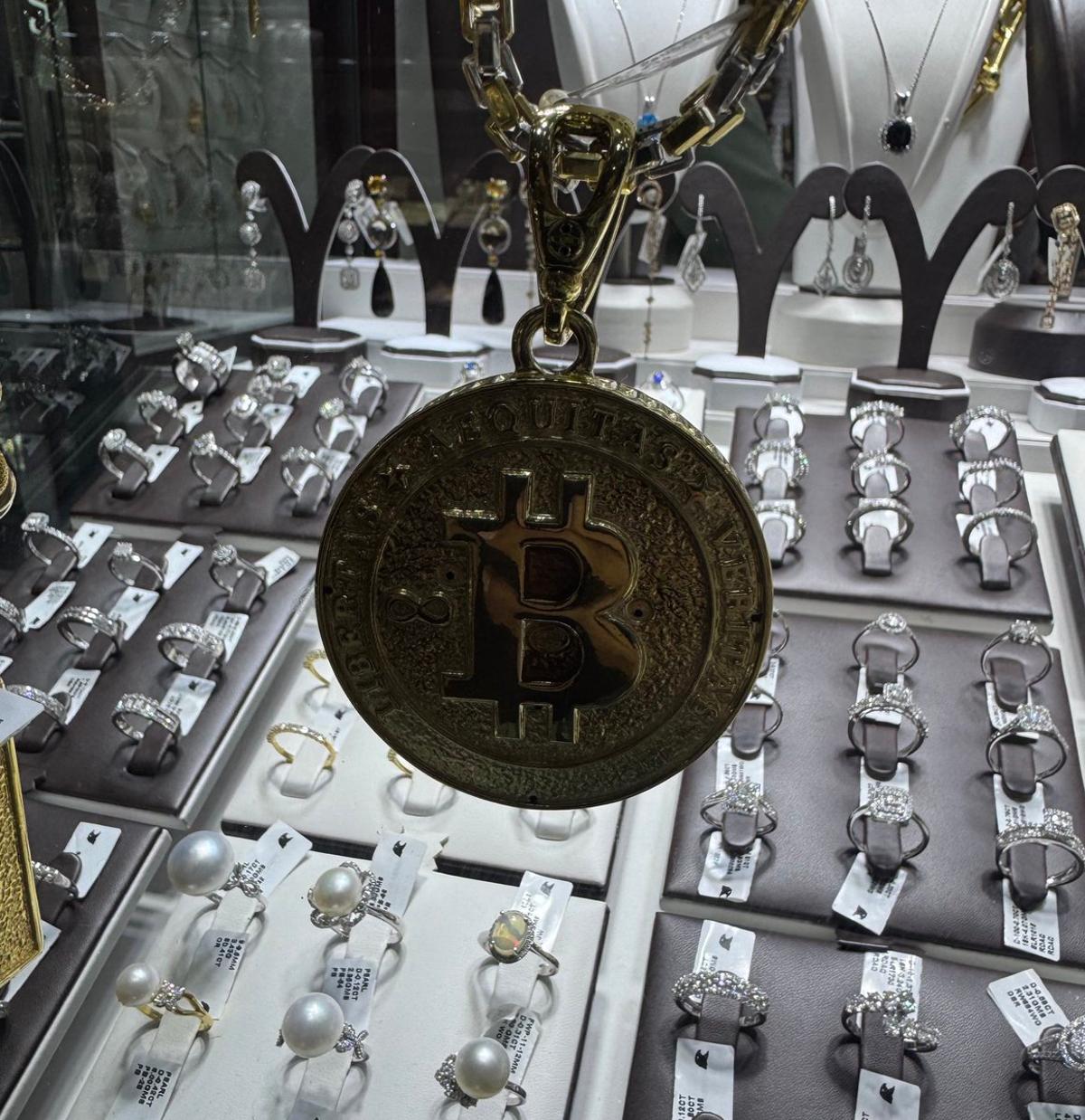 Gold and Bitcoin Can Coexist: Dubai Chain Example