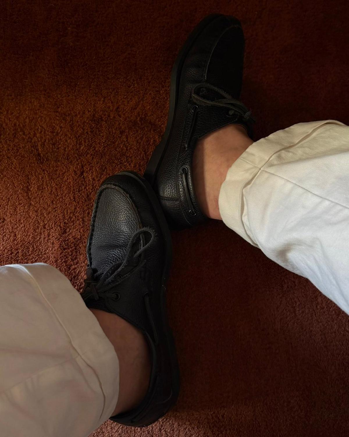 Loose Chinos, Boat Shoes, No Socks: Ultimate Sluttiest Look
