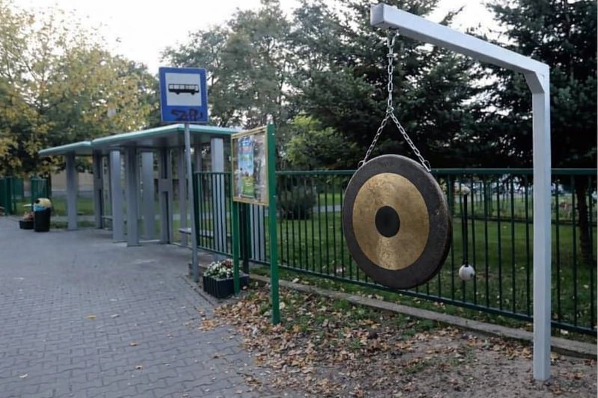 Simple Gong Halts Bus Stop Vandalism in Chattanooga