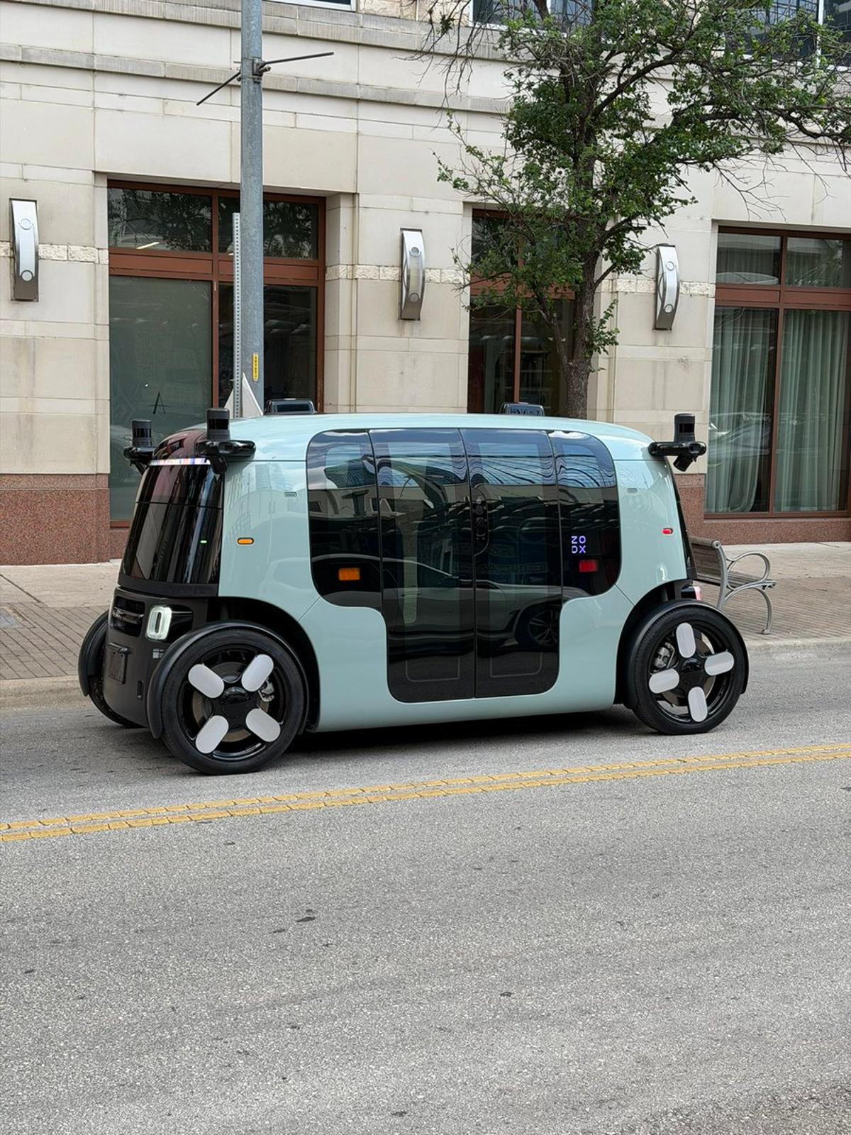 Zoox Debuts Wheel‑less Rides in Austin