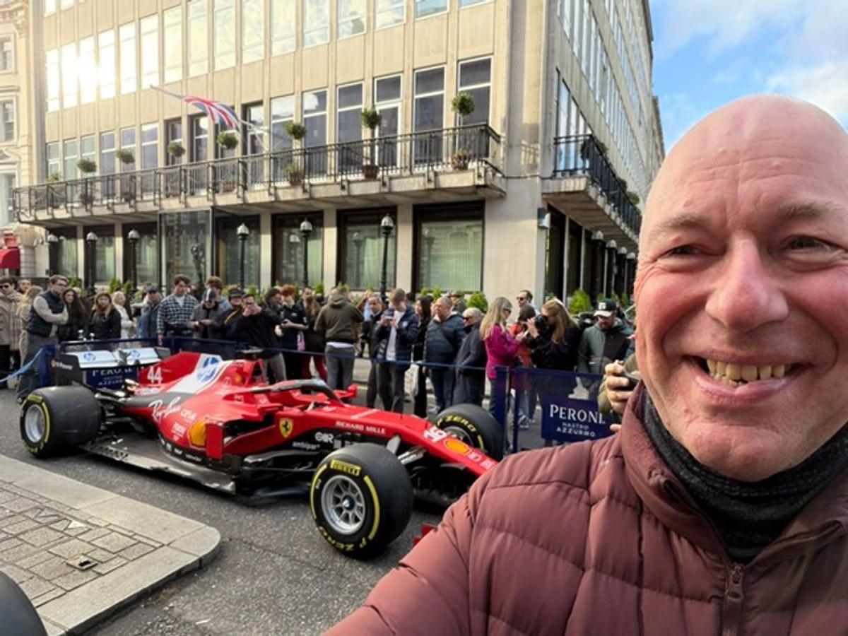 Collaboration, Not Soloists: AI Agents' Collective Thinking