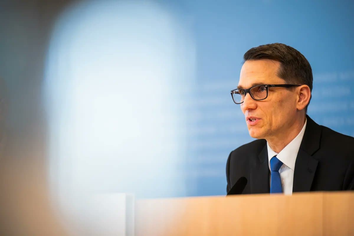 SNB Free to Adjust Rates and Intervene, Says Schlegel