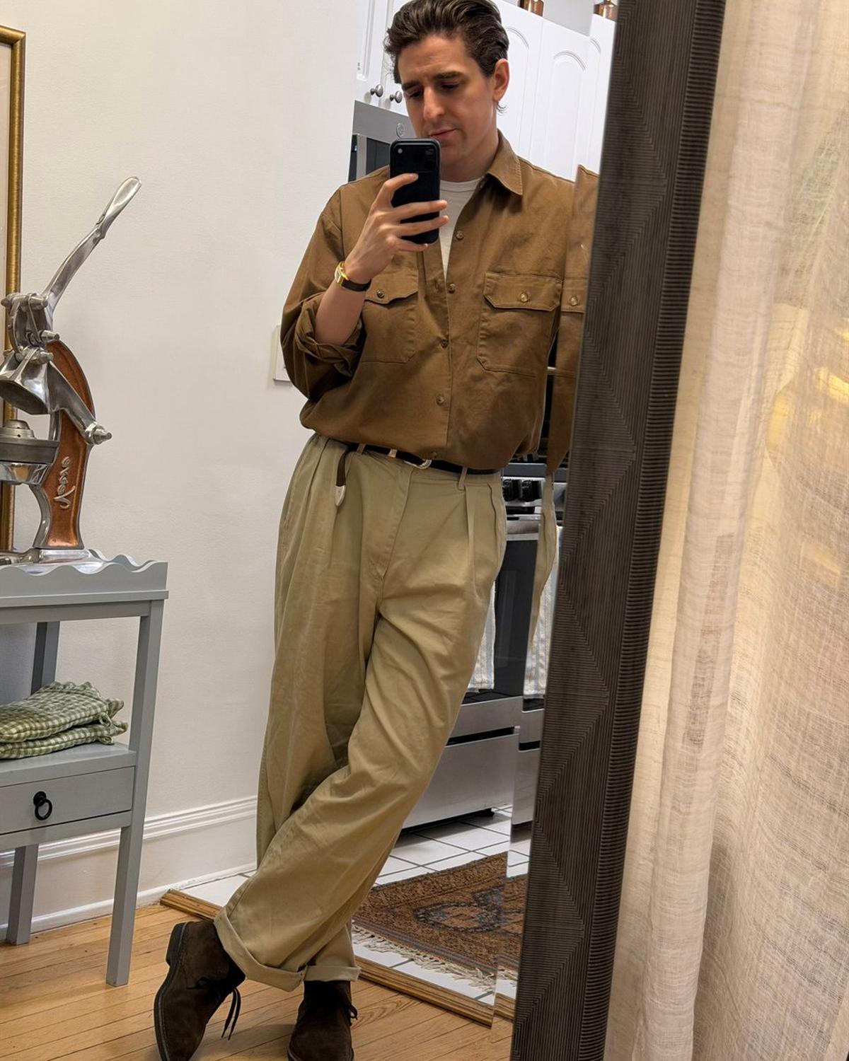 Retro Vibes: Modern Outfit Mirrors 1988 Banana Republic