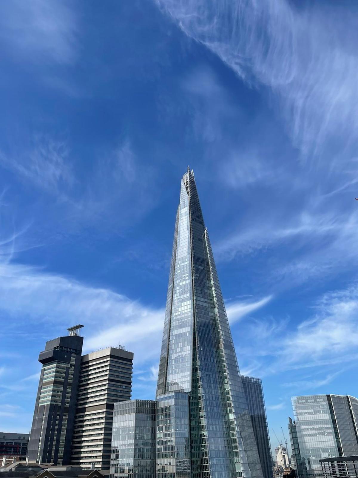 London's Perfect Day: Sunny Skies, Light Clouds, Gentle Breeze
