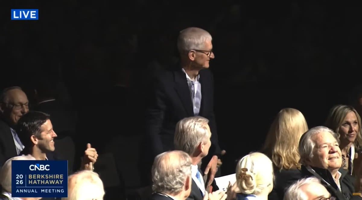 Buffett Praises Apple's Succession Planning as Management Miracle