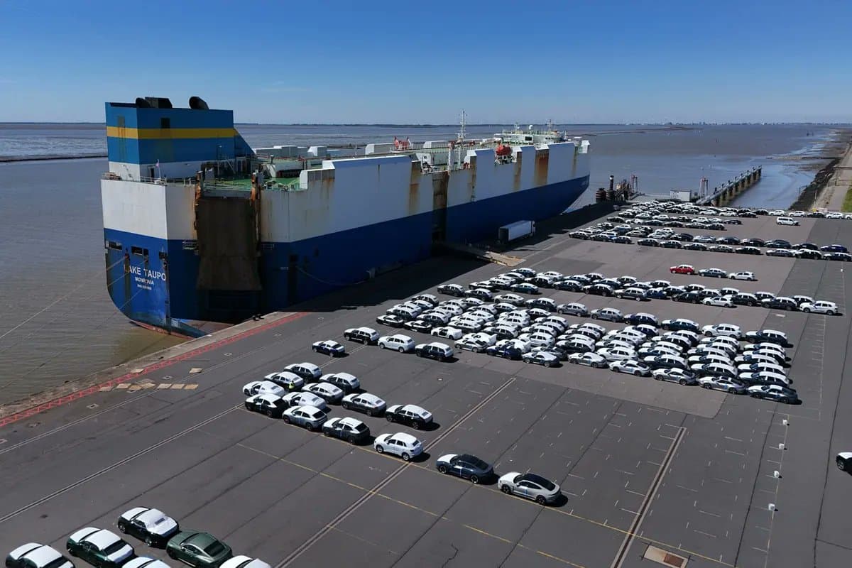 EU Warns of Response to Trump's Car Tariffs, Urges Caution