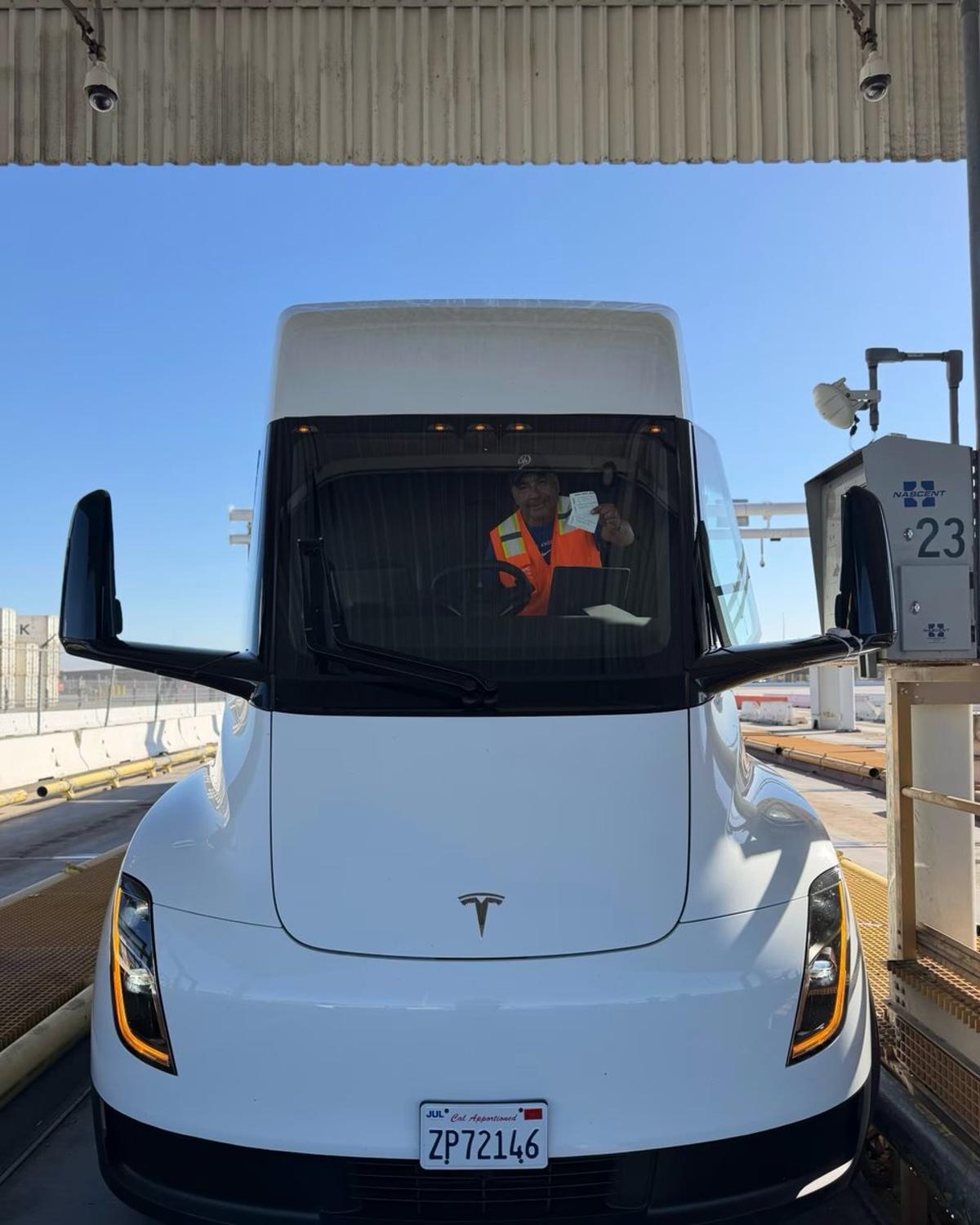 Tesla Semi Is Electric, Not Fully Autonomous