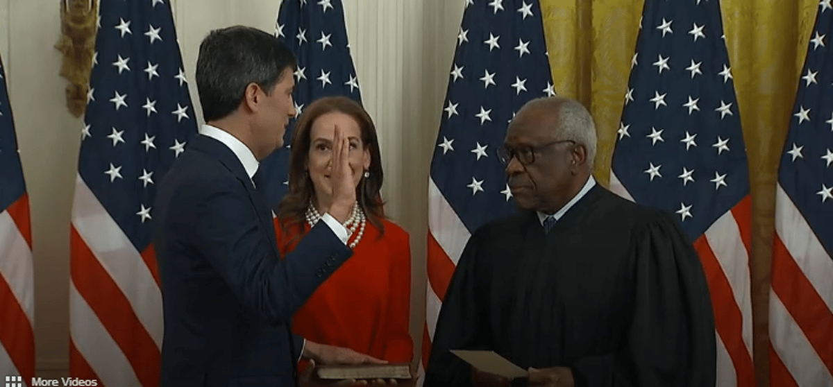 Fed Chair Warsh Sworn In by Justice Thomas