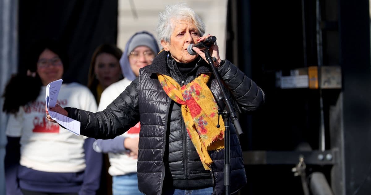 It’s Joan Baez, Babe, and She’s Got a Bone to Pick With the Pop Girls