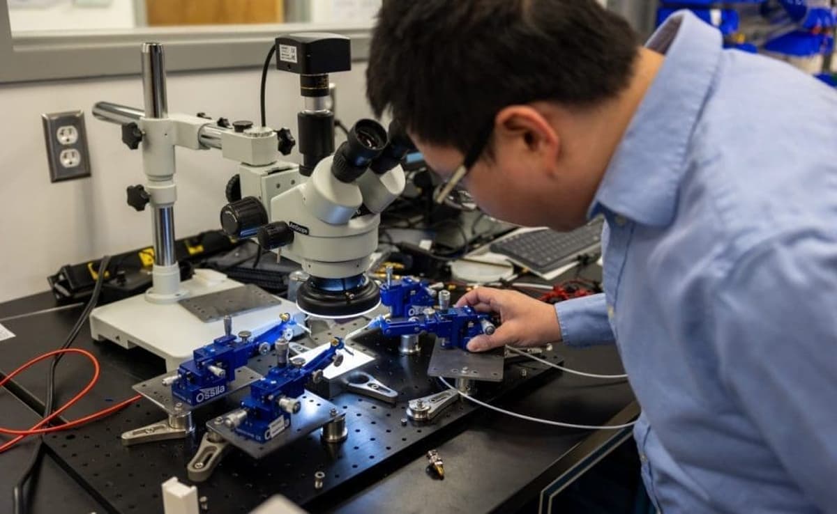 Chip-Scale Device Controls Sound Waves Like Real Atoms