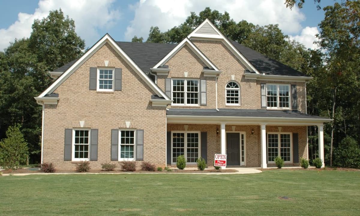 New-Home Sales Pace Picks Up, Price Plummets in March