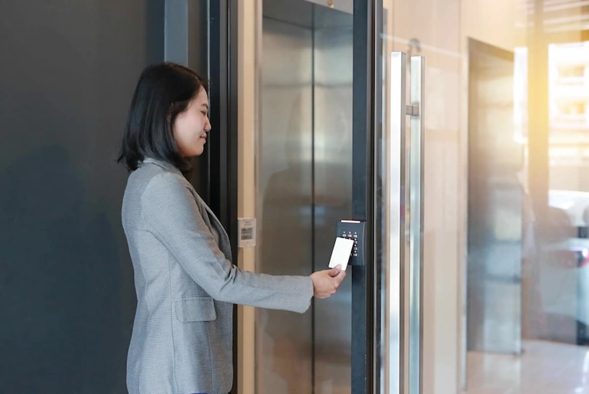 How Access Control Systems Integrate with Industrial IoT for Real-Time Security Automation