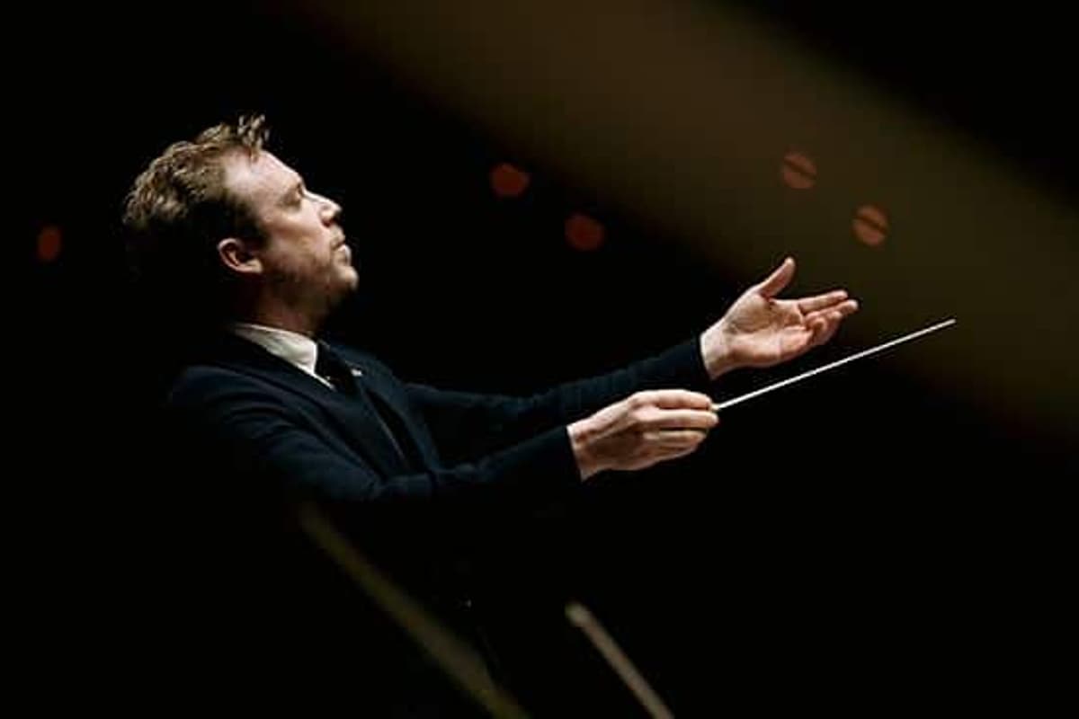 LA Phil Minimises Its Music Director