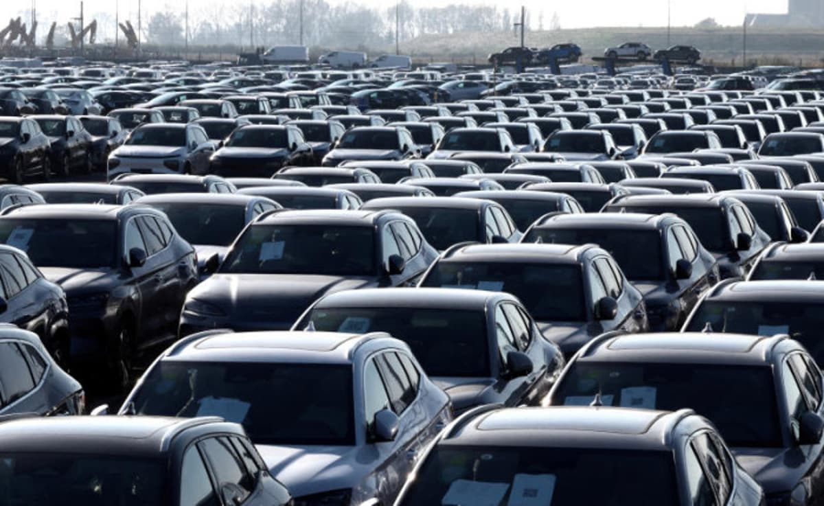 Democrats Urge Trump to Keep Ban on Chinese Cars