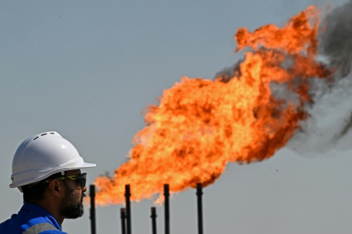 Oil Strikes 4-Year Peak, Stocks Rise