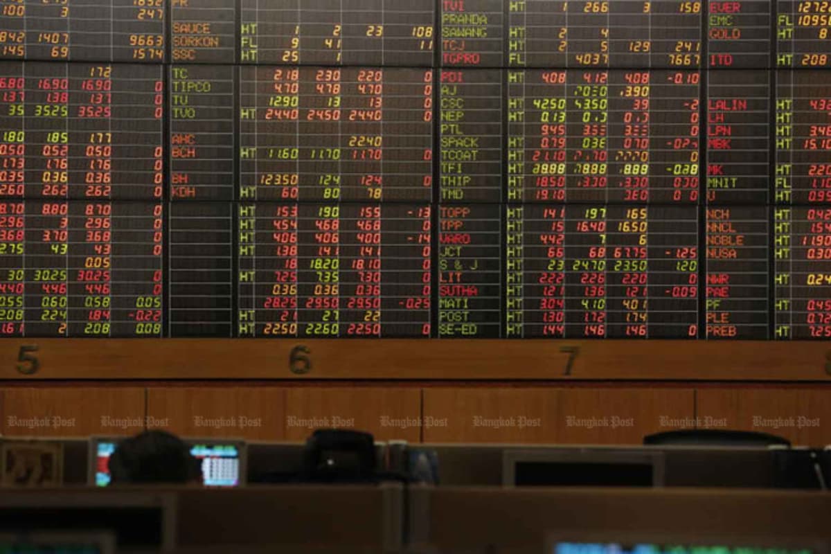 Capital Flees Thai Stocks as Baht Continues to Decline