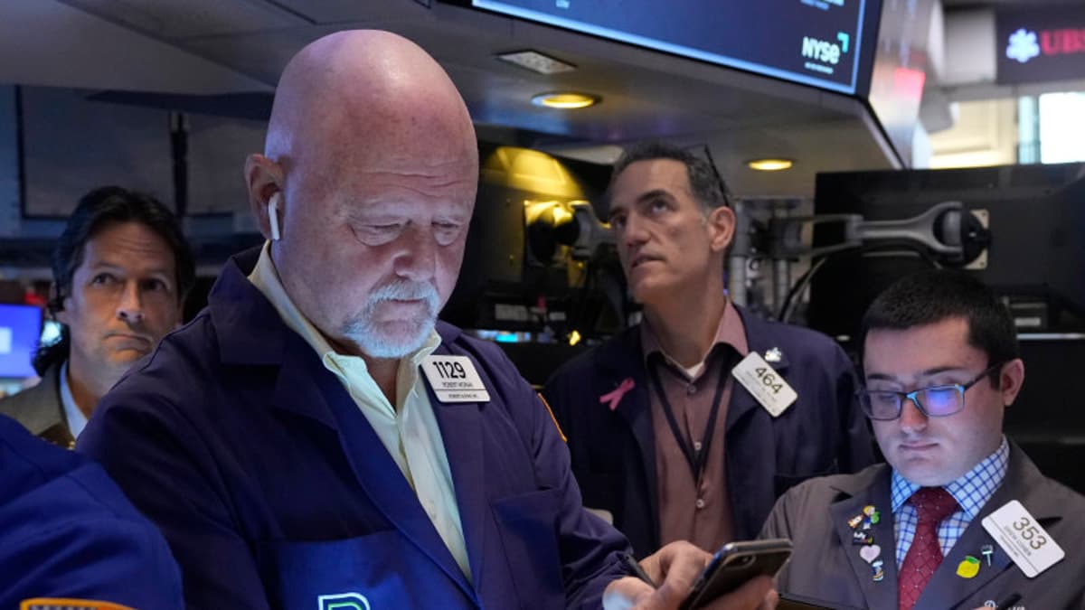 ASX Falls as Tech Stocks, Gold Miners Decline; WiseTech Extends Its Slump