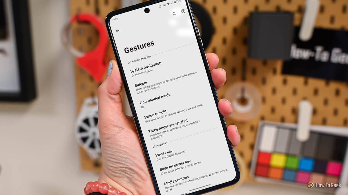 5 Hidden Motorola Gestures that Make Other Android Phones Feel Basic