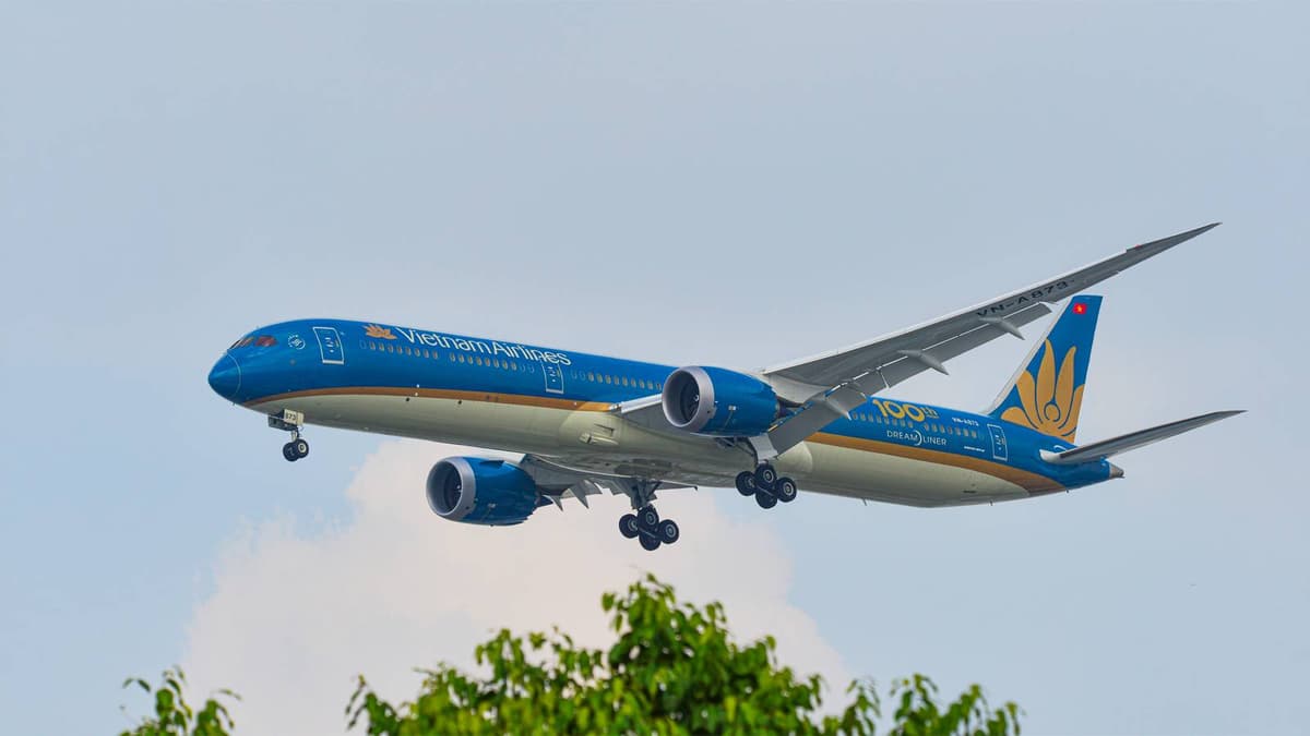 Why In The World Does The Boeing 787-10 Dreamliner Have Fewer Wheels Than The Airbus A350-1000?