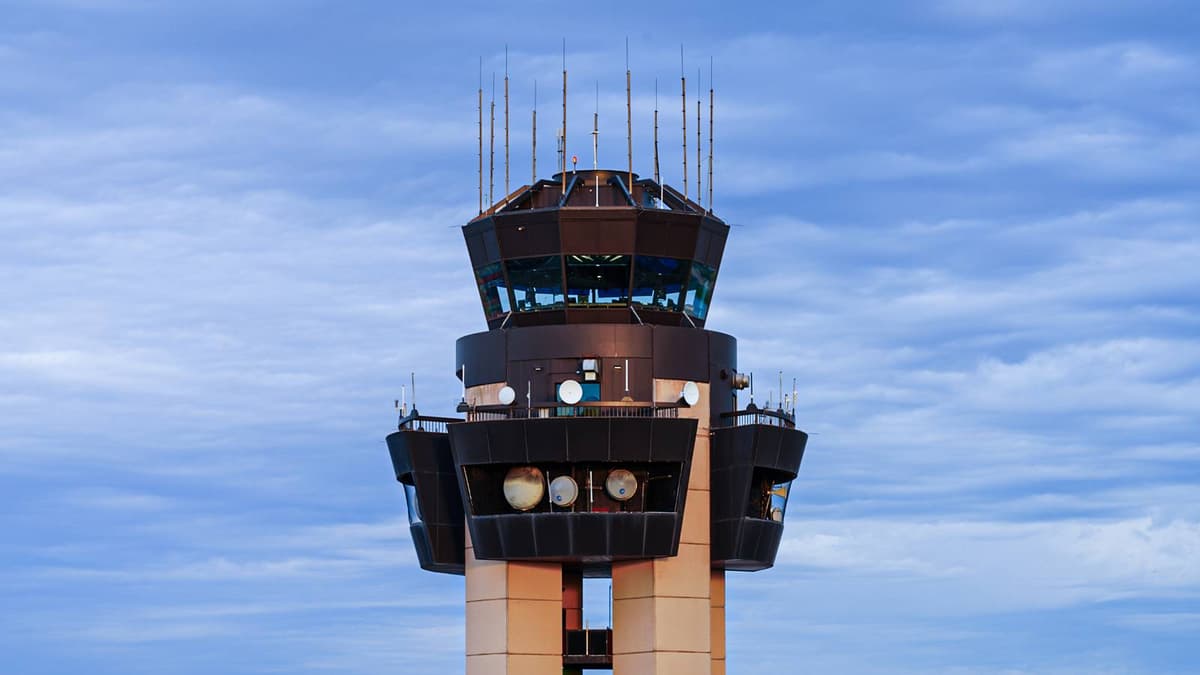 How Much Do Air Traffic Controllers At The World's Busiest Airports Actually Earn In 2026?