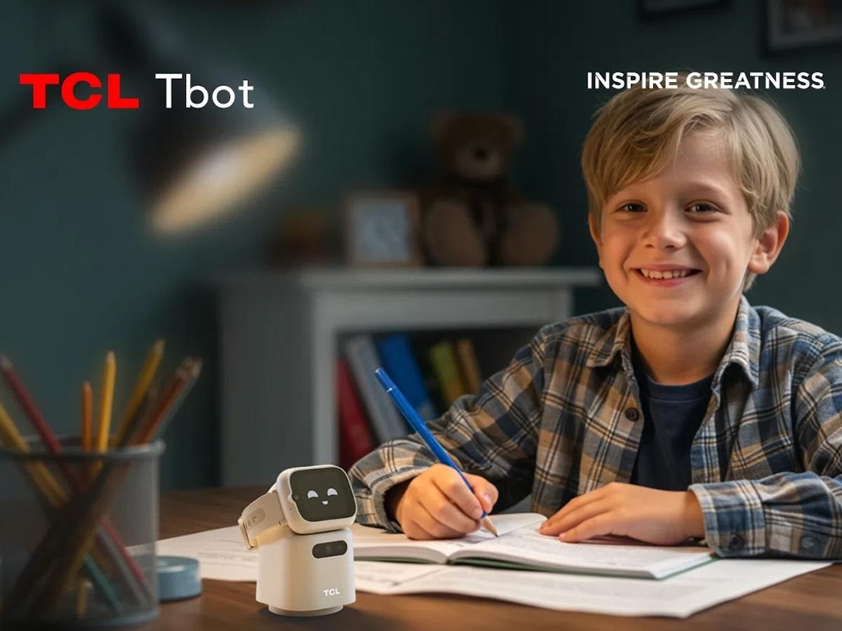 This Kids Smartwatch Becomes a Desktop Robot at Home