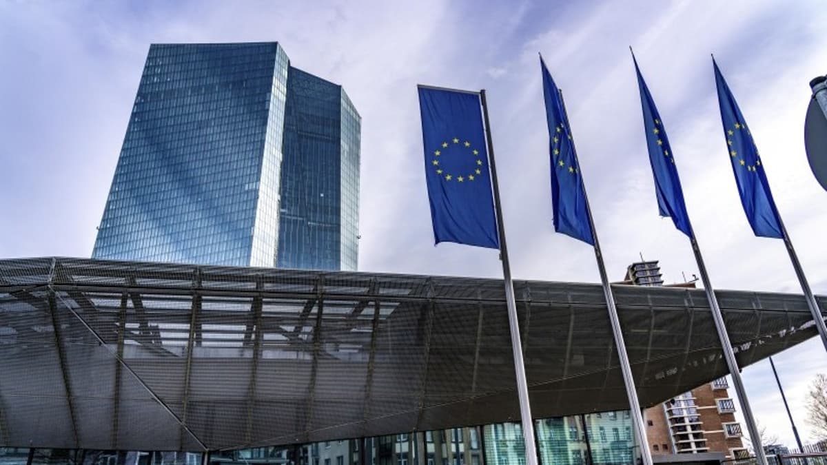 ECB Keeps Rates on Hold Amid Rising Stagflationary Pressures