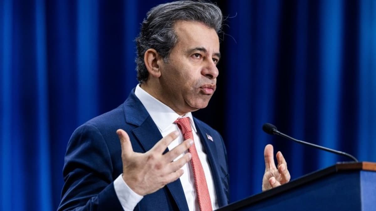 Makary’s Successor Faces Tough Task Managing FDA Amid Budget Cuts