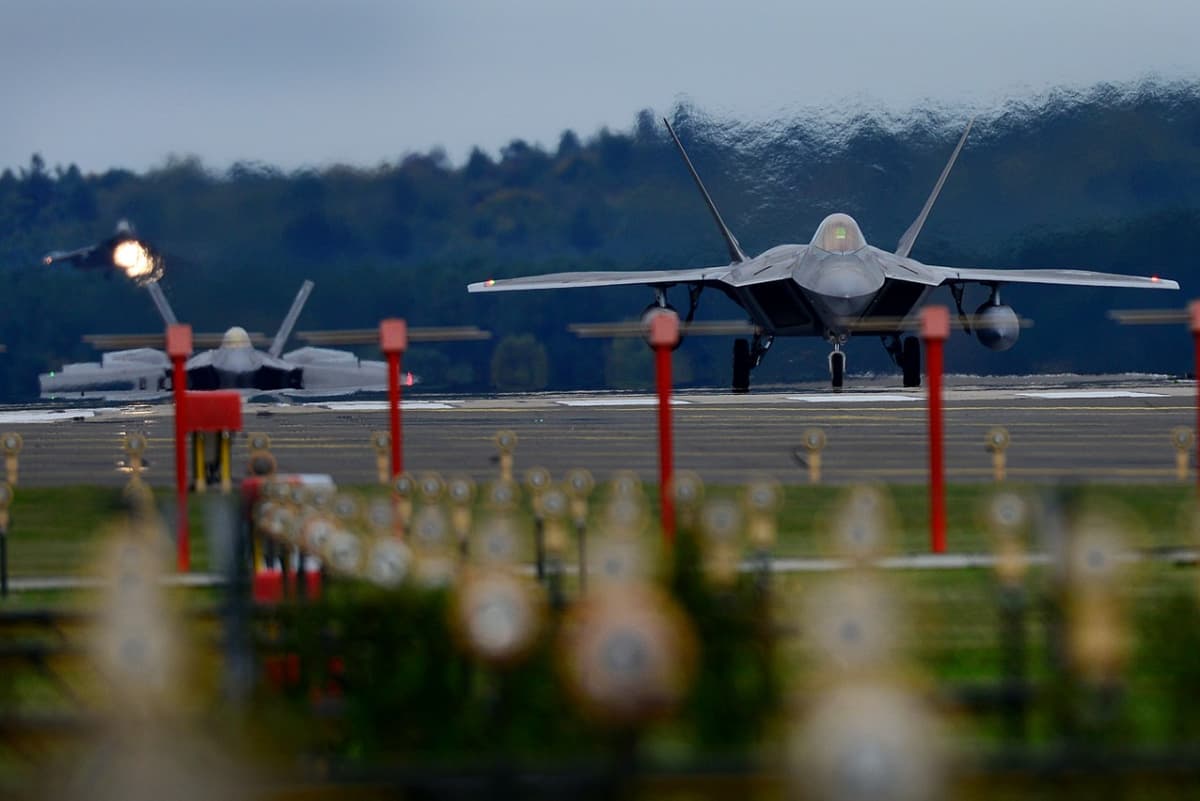 American Stealth Fighters Arrive in UK in Iran Build-Up