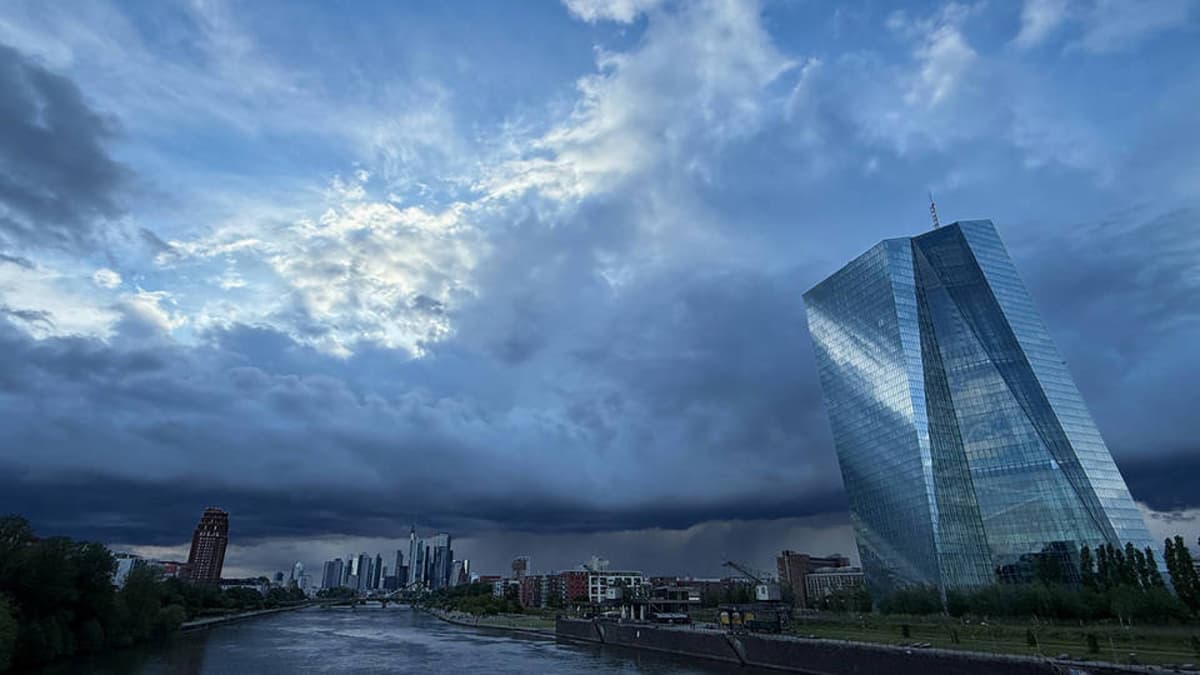 The ECB Should Not Raise Interest Rates Yet
