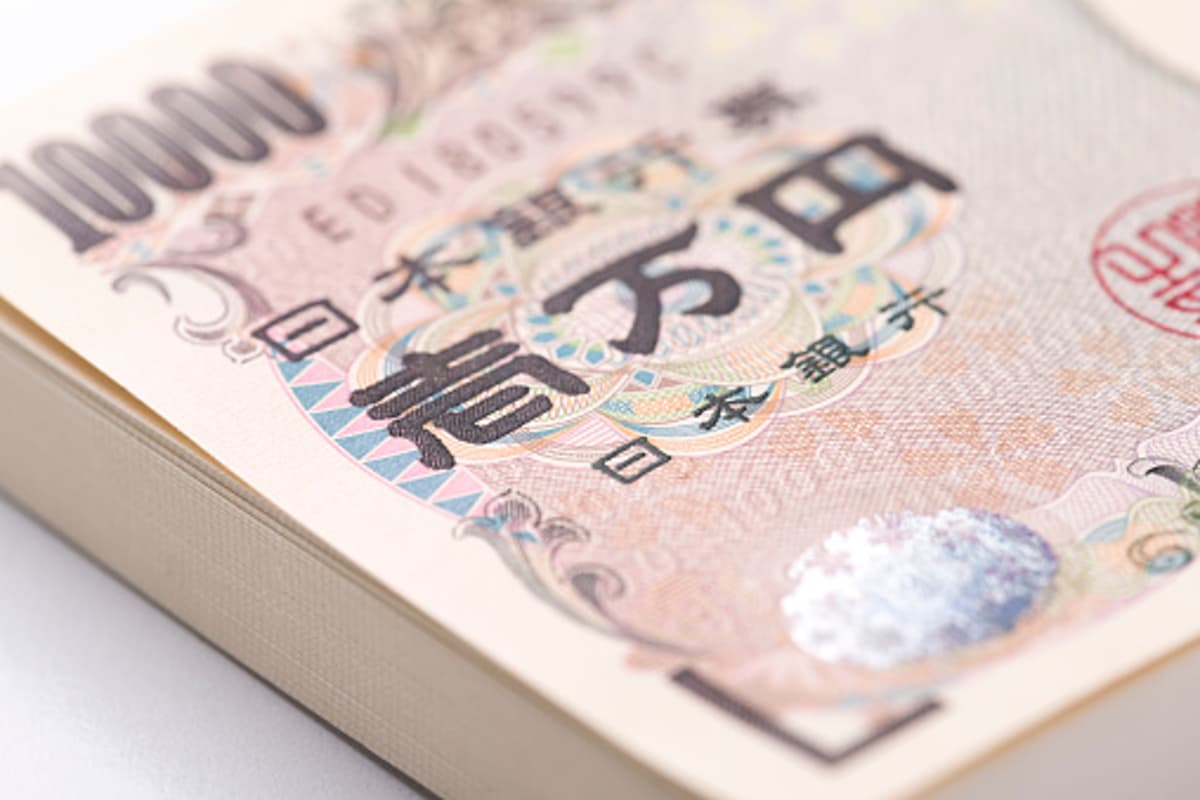 Yen Rises Slightly as JGB Auction Passes Test
